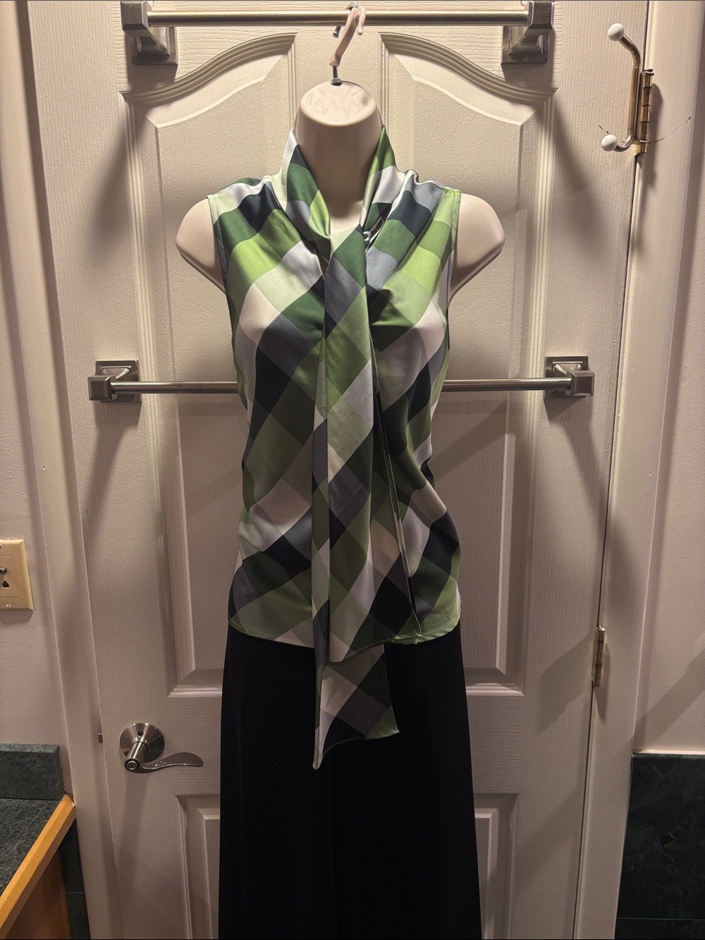 Nine West sleeveless blouse 👚 with attached tie-neck collar